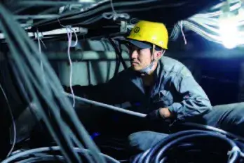 電気工事は造船の最終段階なので、狭いところでの作業が多いです。