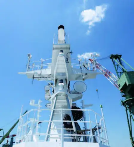 船の一番上のこの部分からケーブルを通していきます。