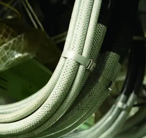 ケーブルの種類も多種あります。