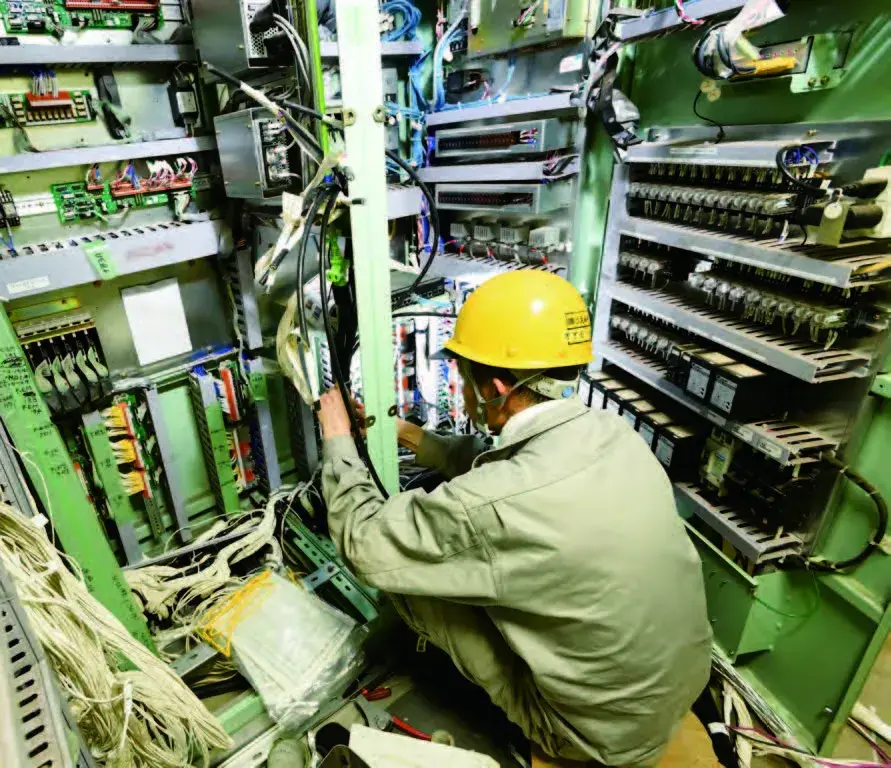 配電盤。船全体に電力を供給するのでここまで複雑になります。