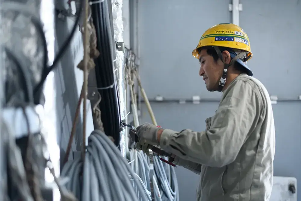 船上には電力会社が電気を供給できないので自前でまかなう仕組みです。