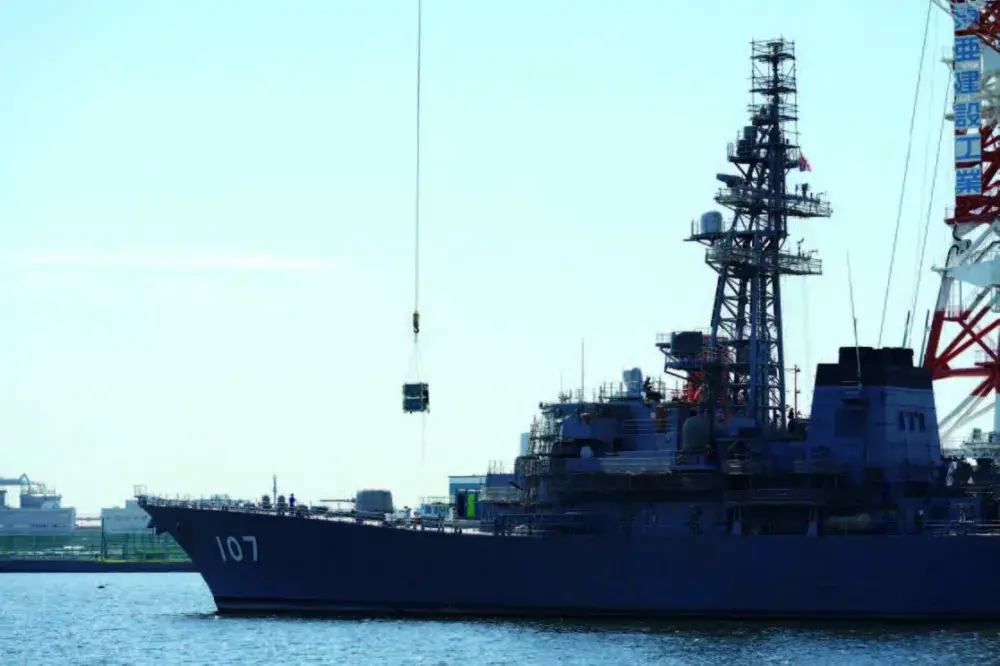 修理に入港している自衛艦。