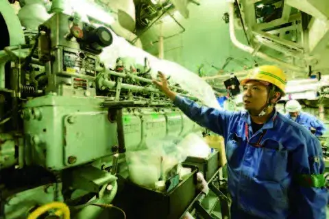 艦内でディーゼル機関を点検。