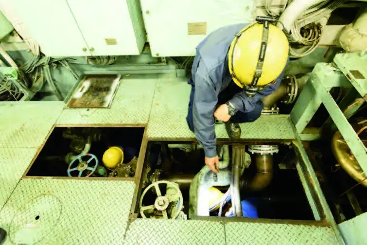 稼働している艦船内でポンプを分解・修理し、テストを行います。