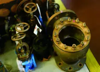 各パーツは溶液やブラシを駆使して洗浄します。