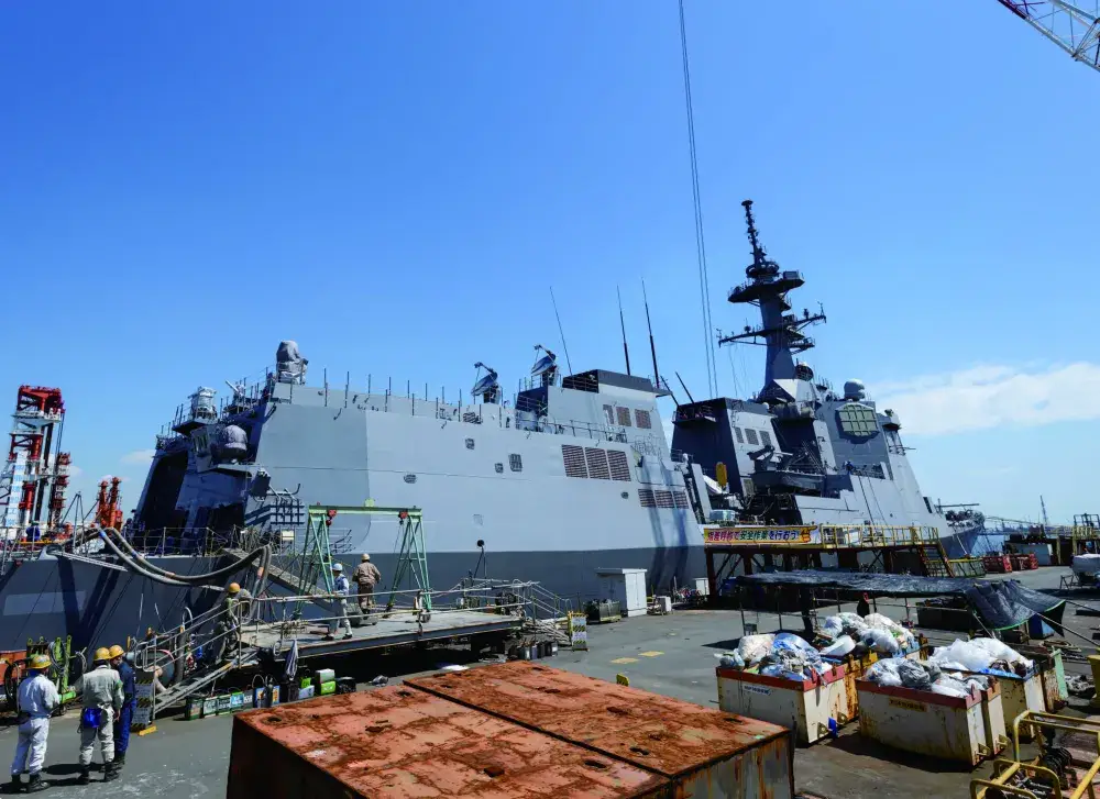 作業中のイージス艦。