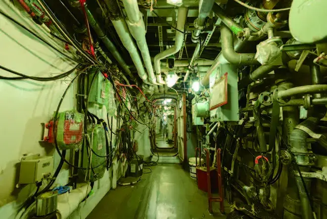 自衛艦は乗務員が修理を行えるようコードなどはむき出しになっているものが多い。