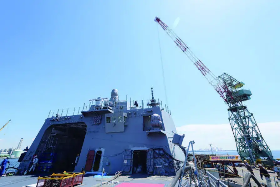 イージス艦上での艤装作業。