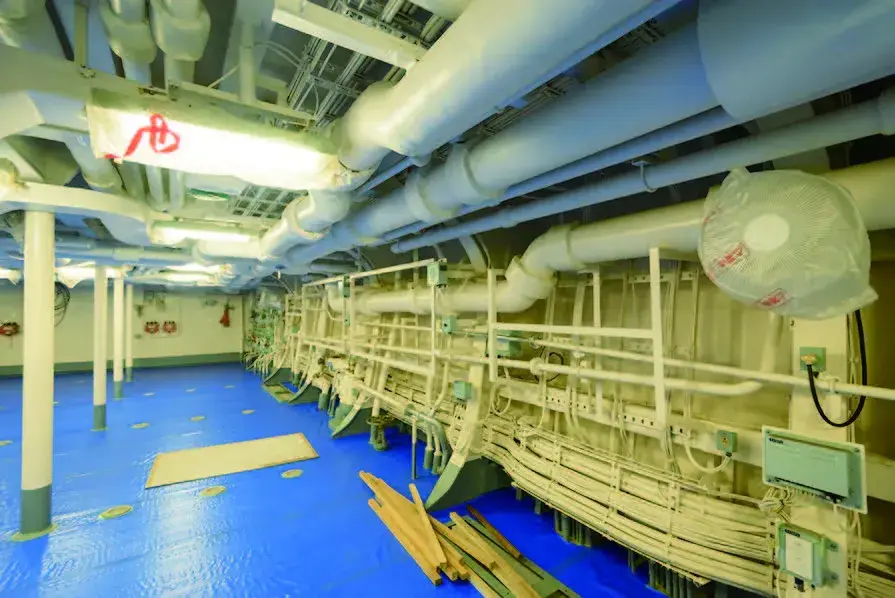 自衛艦内のパイプの取付も行います。