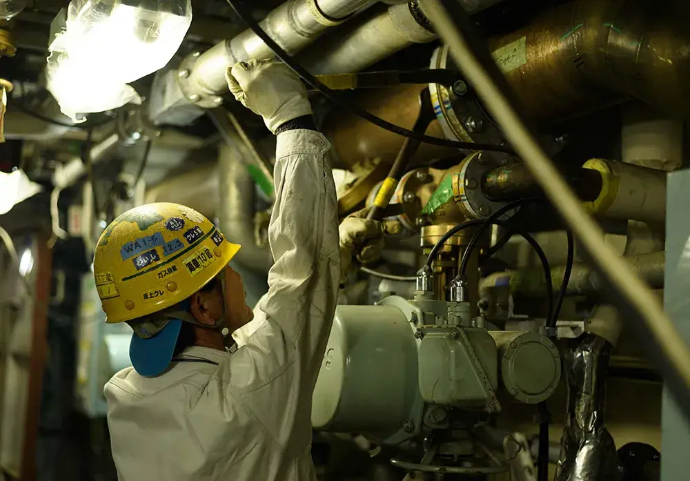 艦内でパイプの取付・溶接作業を行っているところ。パイプなどの必要なパーツを取り付けていきます。