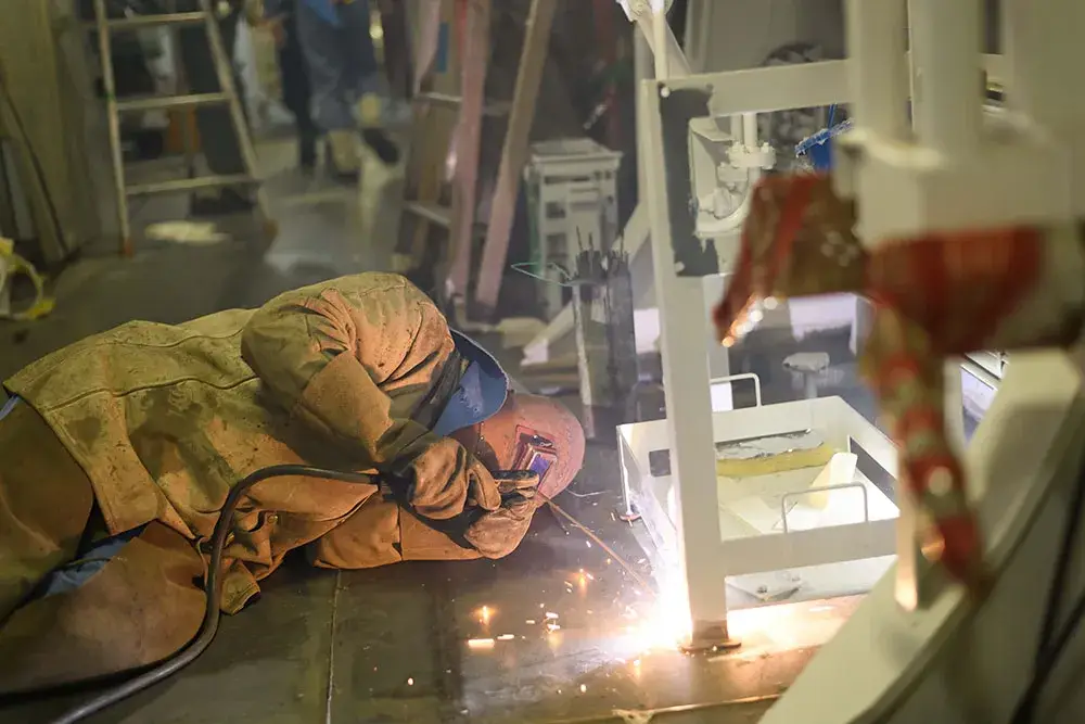 艦内のあらゆる設備を制作・溶接。